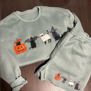 SHEIN comfy pullover sweatshirt and shorts set
Halloween Themed 
Size SMALL
